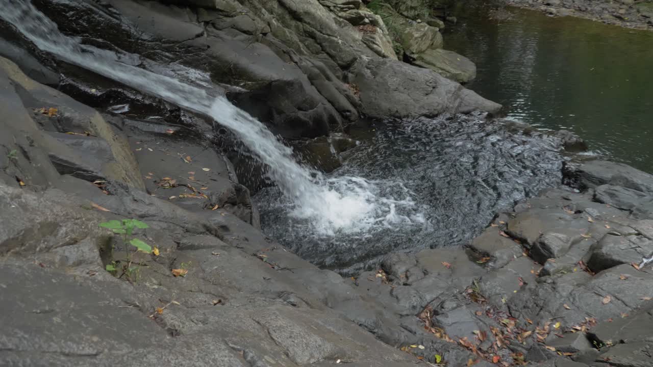 cascada del valle en currumbin rockpools, queensland, australia
