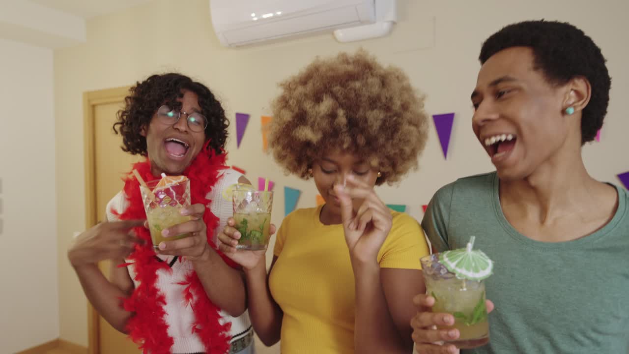 un grupo de amigos celebrando con bebidas