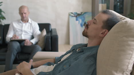 man sharing his problems with male therapist