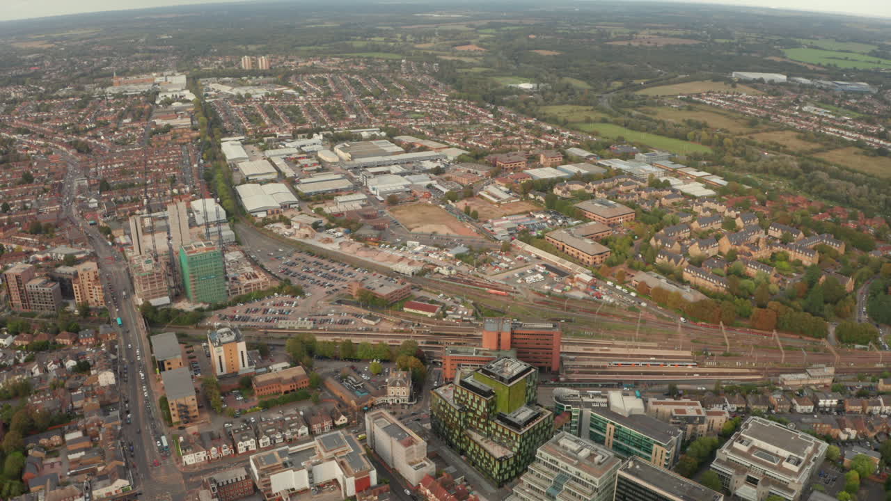 amplia toma aérea de la estación de tren de watford
