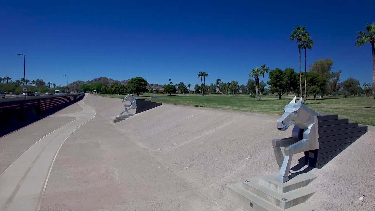 거대한 14피트 알루미늄 말 조각품은 인디언 벤드 워시에서 홍수 물을 전환합니다.