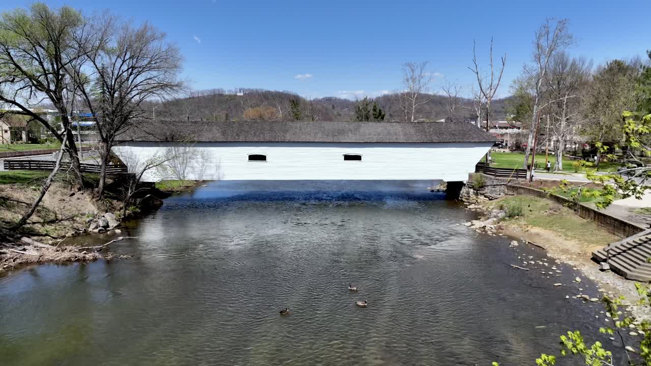 puente cubierto en primavera, elizabethton tennessee