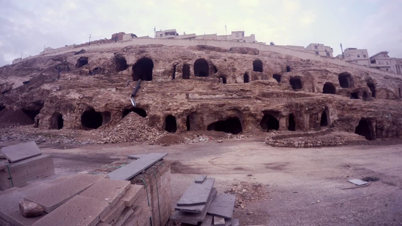 casas de caverna de urfa vacías en el centro de reconstrucción de la ciudad por la noche