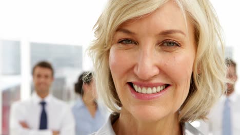 Businesswoman-standing-in-front-of-her-team