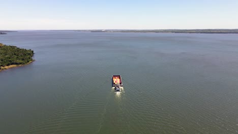 Barco-Fluvial-Navegando-Por-El-Vasto-Río-Paraná,-Formando-La-Frontera-Entre-Argentina-Y-Paraguay.