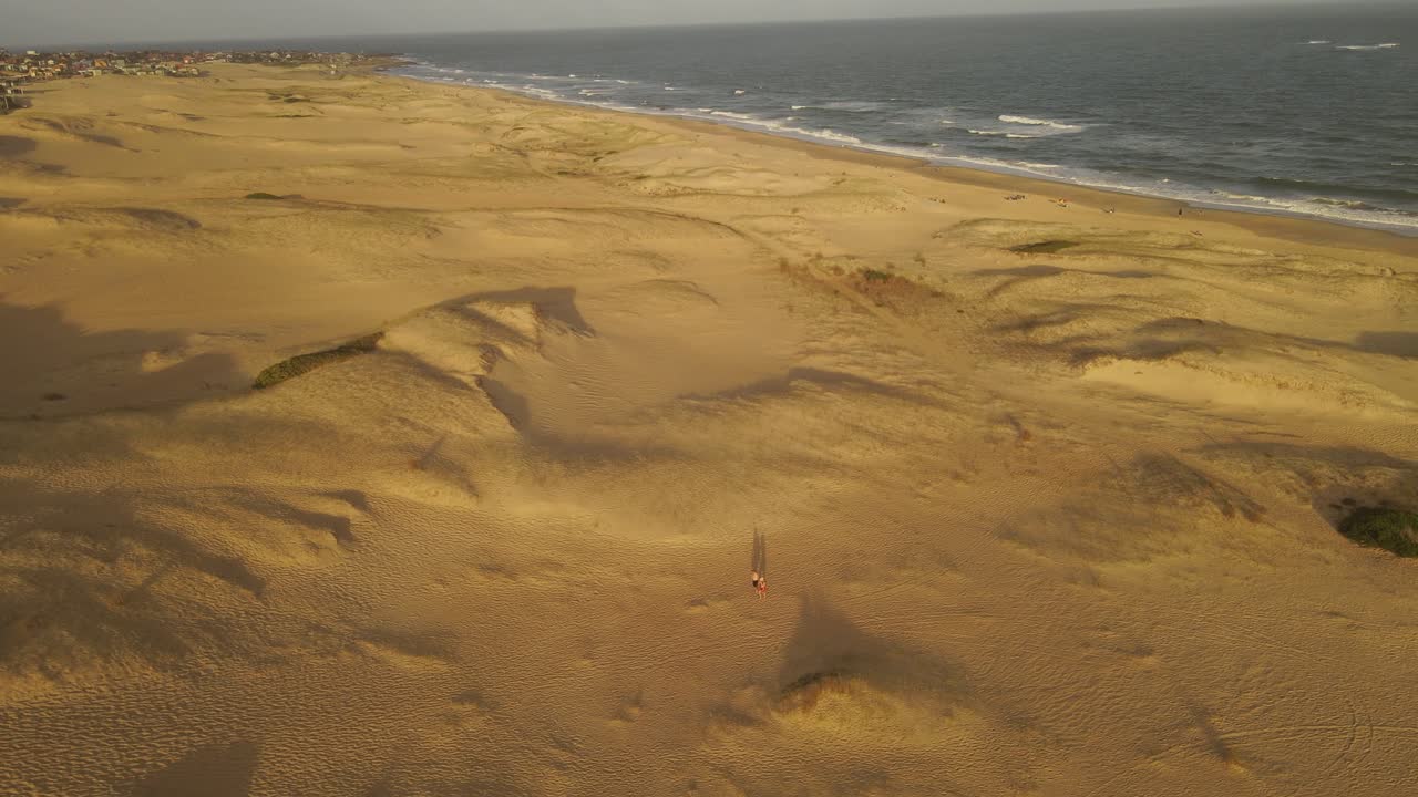 пара молодоженов прогуливается на пляже де ла виуда в уругвае