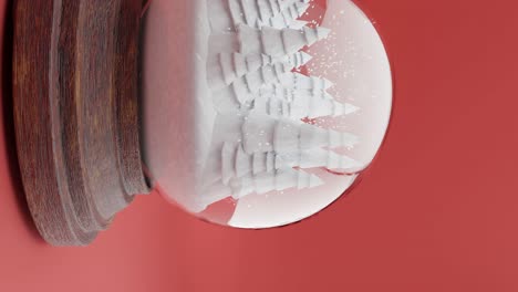 紅色背景垂直的雪球內的迷人冬季森林