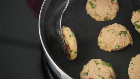 Close-up-of-frying-delicious-crab-cakes-in-a-pan