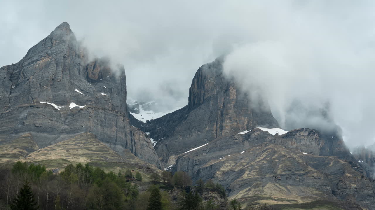 el lapso de tiempo de las nubes que se mueven alrededor de los picos en los alpes suizos en un día de primavera