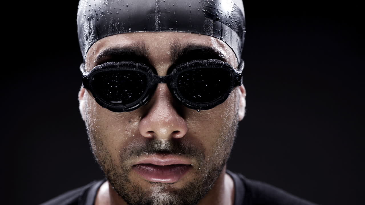 en un tanque de peces dorados, ser un tiburón