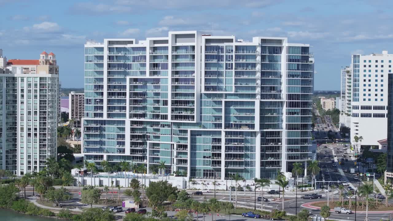 elegancia en movimiento: panorámica de 70 mm captura el westin en el centro de sarasota, florida, en un día soleado con nubes
