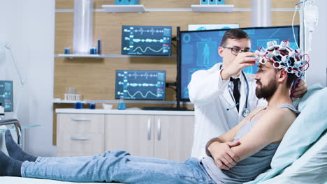el médico está preparando al joven paciente para una exploración cerebral.