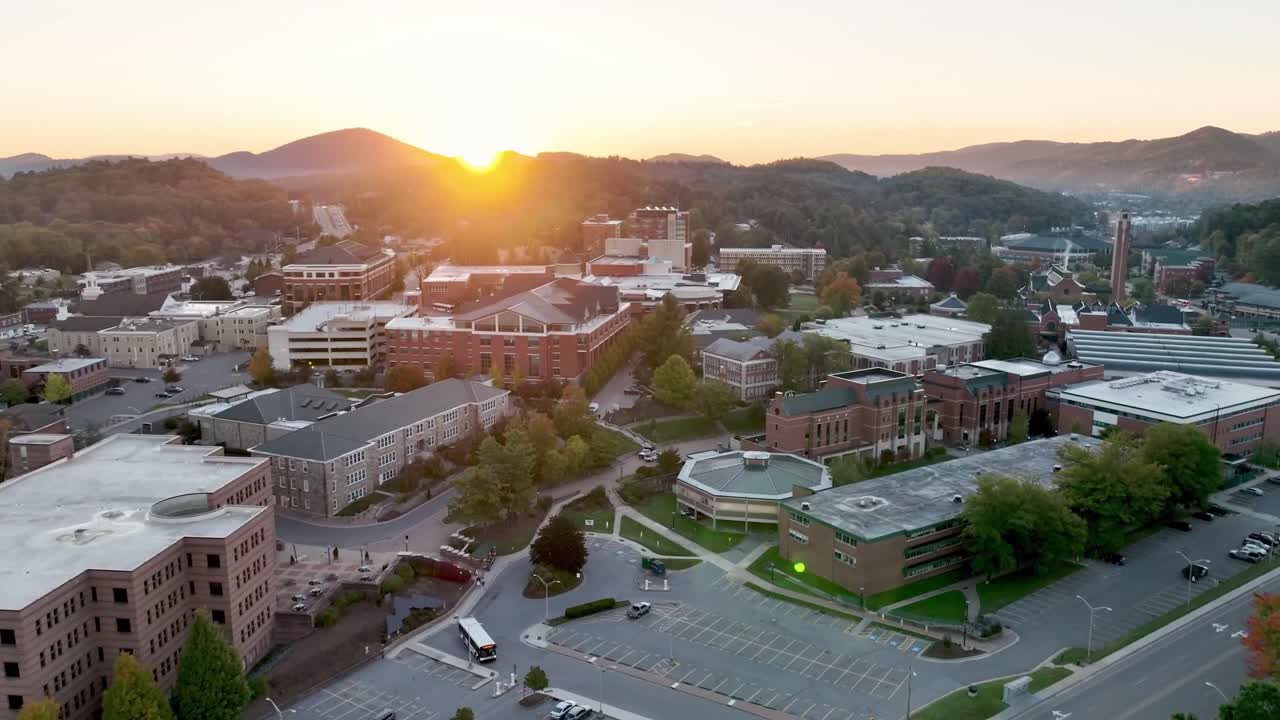 amanecer sobre la universidad estatal de los apalaches en boone nc, carolina del norte