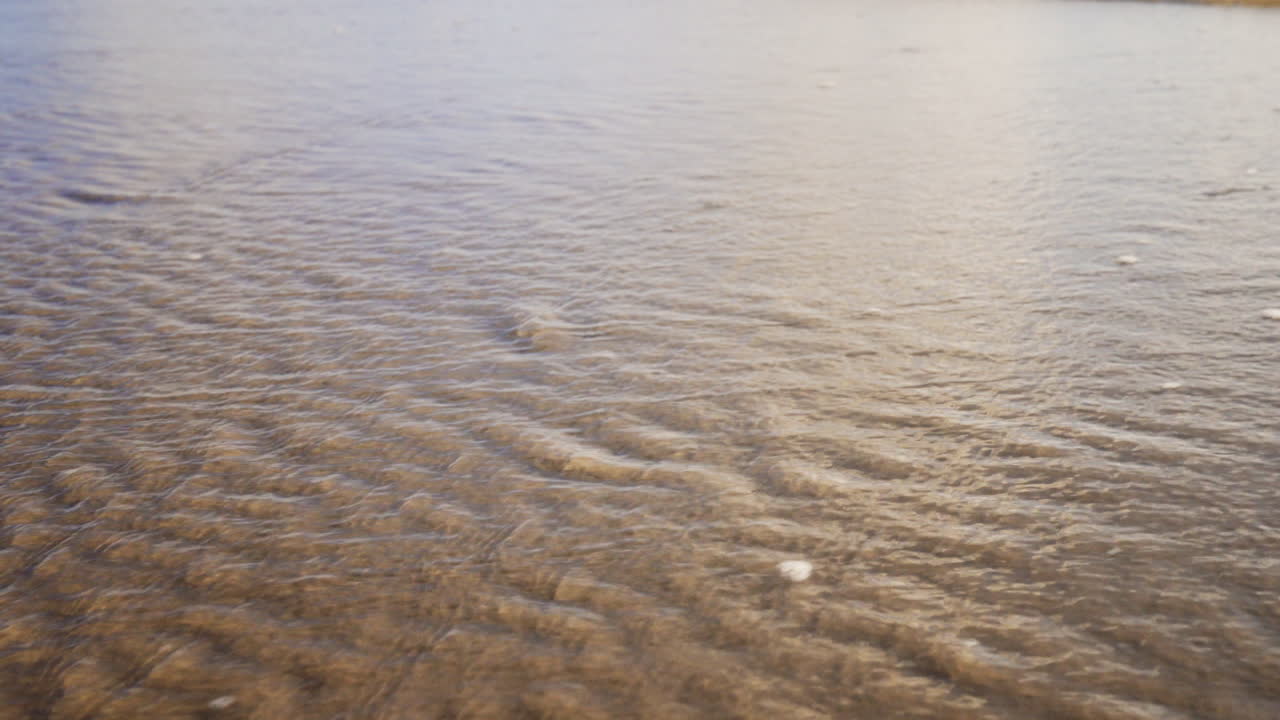 파도 후 모래에 주름