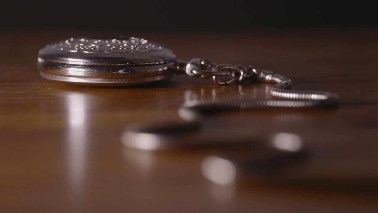 Orologio meccanico che riflette luce in movimento 17