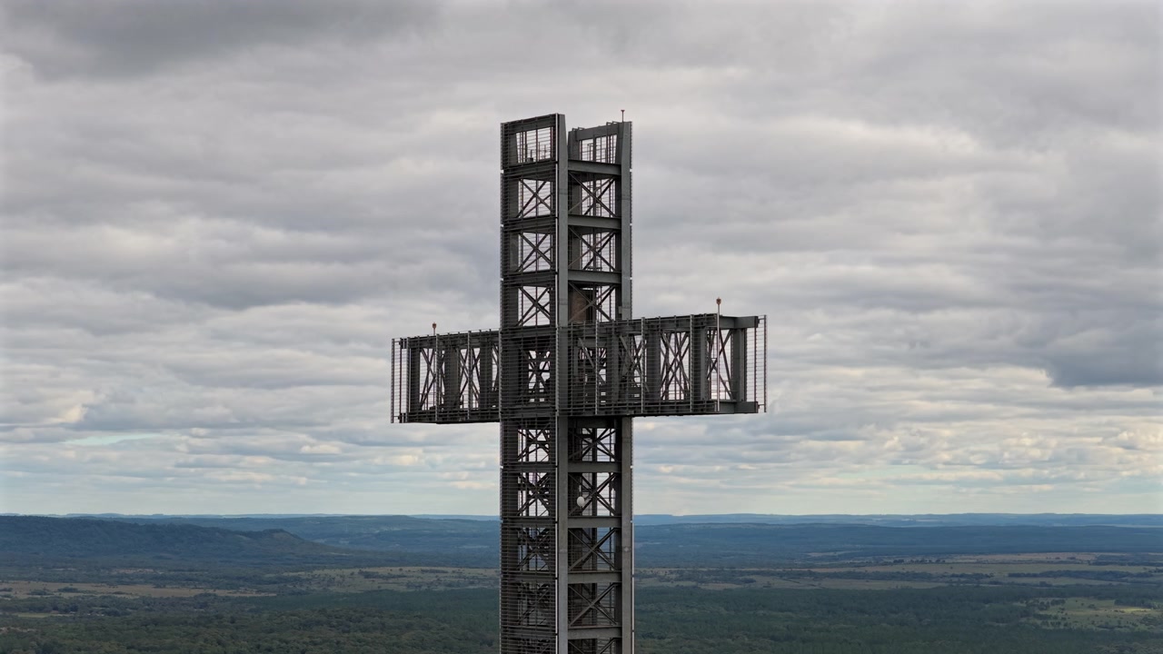 Die Metallkreuzstruktur ragt über die üppige Landschaft der Provinz Misiones, Argentinien. Ideal für religiöse oder kulturelle Dokumentationen.