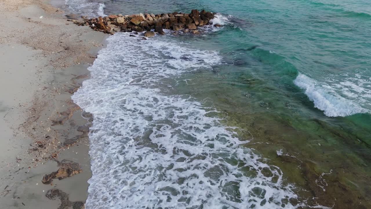 hermosa vista aérea que demuestra las olas golpeando la playa en afytos, chalkidiki, grecia