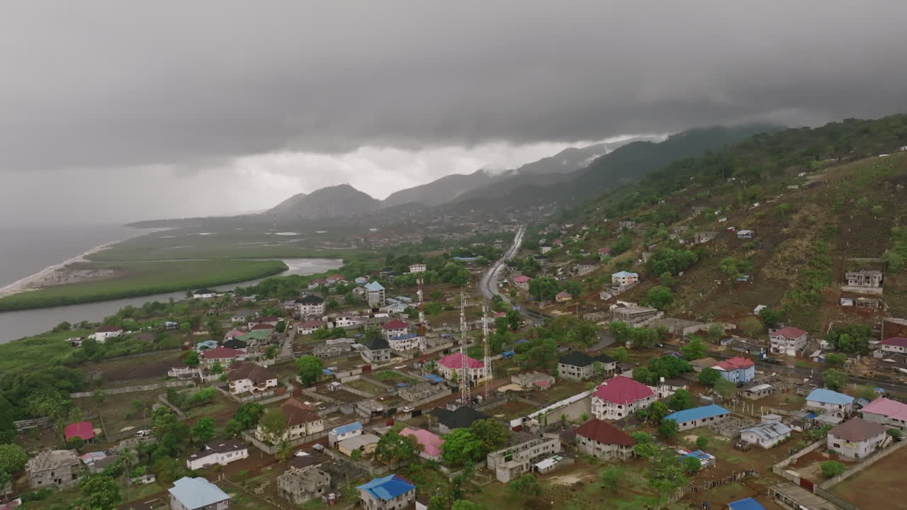 sobrevuelo aéreo de la costa de sierra leona a lo largo del océano atlántico después de una tormenta de lluvia