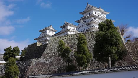 Himeji-Castle-Keep-Establishing-Shot,-Sunny-Weather-in-Hyogo-Japan