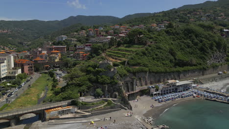 Sestri-Levante,-Eine-Küstenstadt-In-Ligurien,-Italien,-Besticht-Durch-Farbenfrohe-Gebäude-Und-Einen-Malerischen-Strand