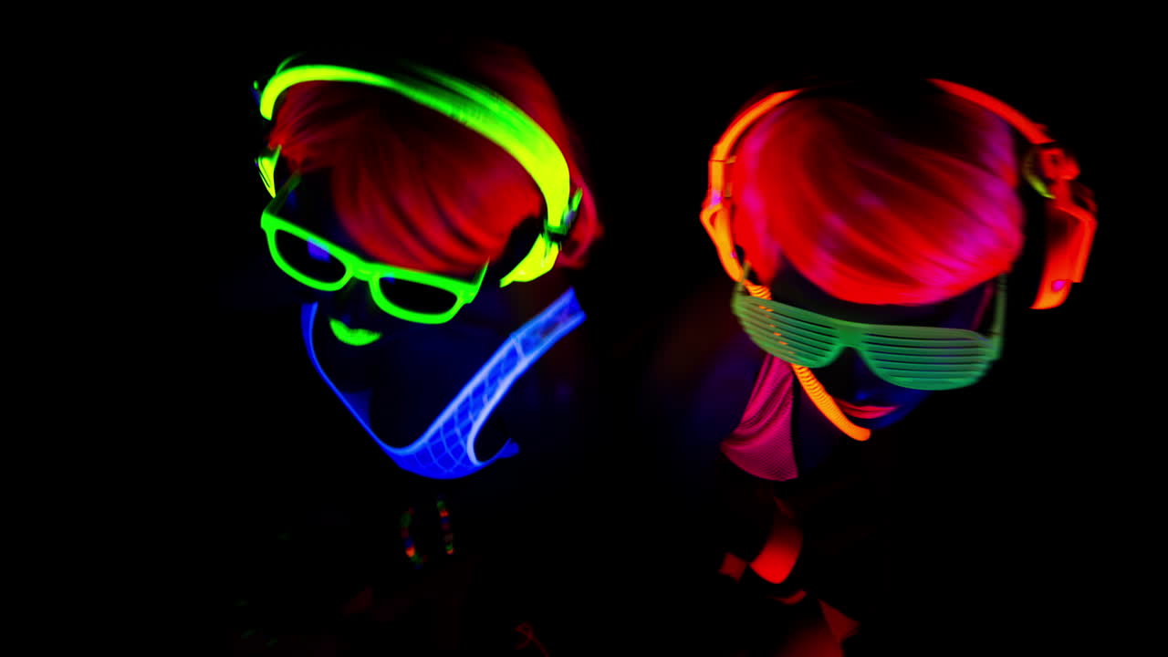 mujer que brilla intensamente uv 102