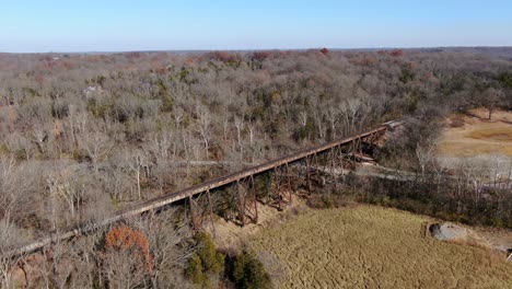 disparo aéreo empujando hacia adelante hacia el papa lick caballete de ferrocarril y a través de los campos y el bosque en louisville kentucky