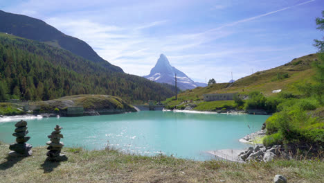 cervino con el lago mosjesee en zermatt, suiza