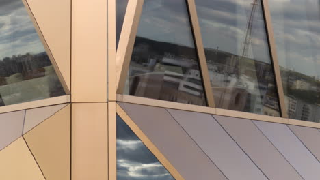 detalle de la fachada de un edificio moderno con patrones geométricos y reflejos de vidrio