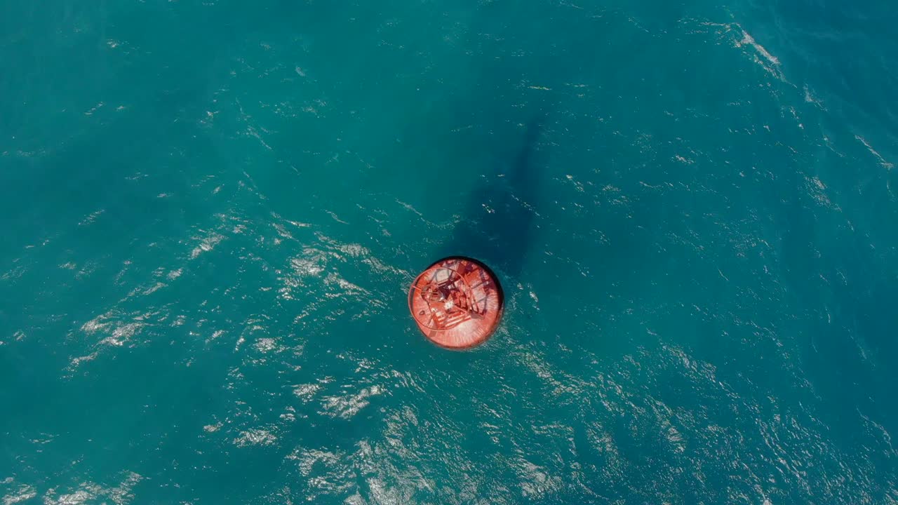fotografía aérea de una boya roja en un hermoso mar azul