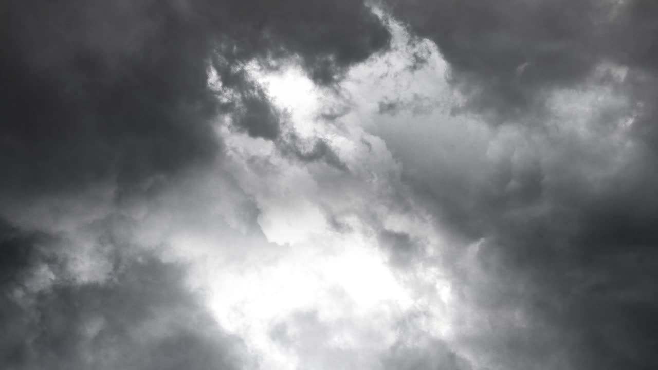 어두운 하늘에서 4k 뇌우와 번개