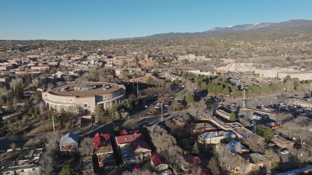 Edificio del Campidoglio dello Stato del Nuovo Messico a Santa Fe, Nuovo Messico, con riprese drone in avvicinamento.