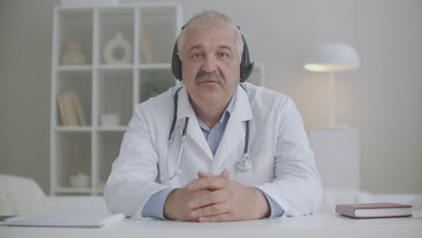 El-Cardiólogo-Masculino-Consulta-En-Línea-Sentado-En-La-Oficina-De-La-Clínica-Y-Responde-Al-Paciente-Por-Videochat-En-Una-Computadora-Portátil
