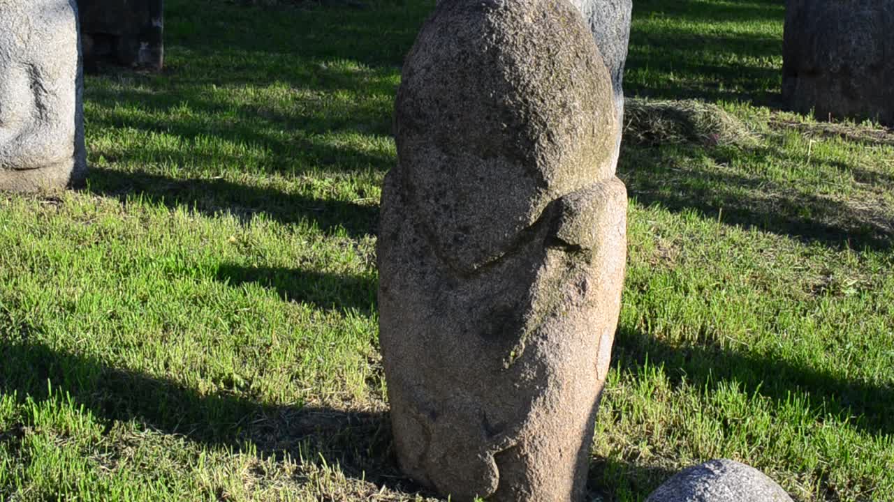 Statue di pietra polovziane. Ucraina. Realizzate tra il IX e il XIII secolo. Le sculture sono fatte di arenaria grigia