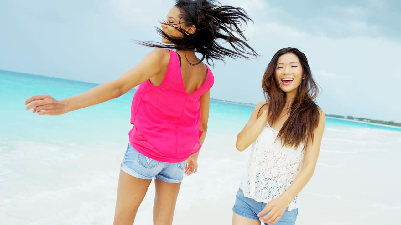 행복한 아프리카계 미국인, 아시아계 중국인 소녀들이 휴가를 보내고 있습니다.