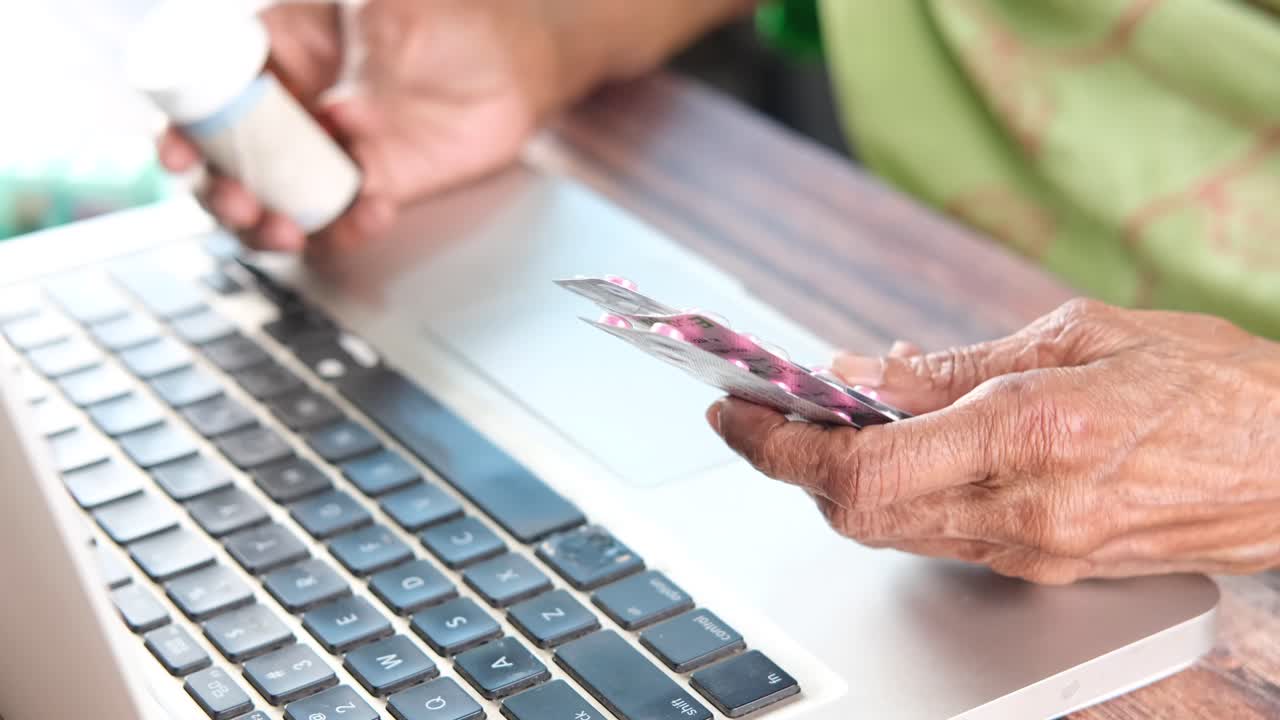 persona de edad avanzada que pide medicamentos en línea