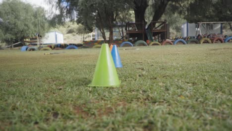 Campo-De-Conos-De-Lanzamiento-De-Pan-Para-Equipos-De-Agilidad-En-El-Patio-De-Juegos