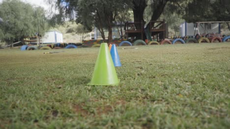campo de tiro de cono para equipos de agilidad en el patio de recreo