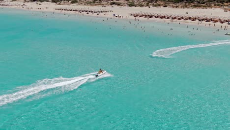 Jetbike-Acelerando-Hacia-La-Costa-Arenosa-De-La-Playa-De-Falasarna-En-La-Isla-De-Creta