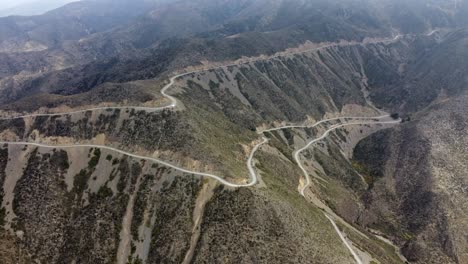 Carretera-Serpenteante-Que-Cae-Por-Curvas-En-El-Paso-De-Montaña-En-Argentina