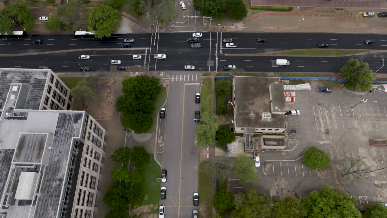 vista de video de avión no tripulado de la calle en austin, texas para inclinar el edificio del capitolio del estado de texas