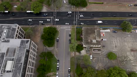 Vista-De-Video-De-Drones-Aéreos-De-La-Calle-En-Austin,-Texas-Para-Inclinar-Hacia-Arriba-El-Edificio-Del-Capitolio-Del-Estado-De-Texas