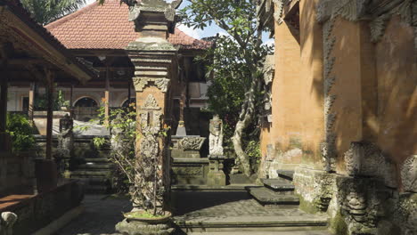 pov caminando dentro del palacio de ubud, oficialmente puri saren agung, revelando detalles del complejo de edificios históricos en ubud, regencia de gianyar de bali, indonesia