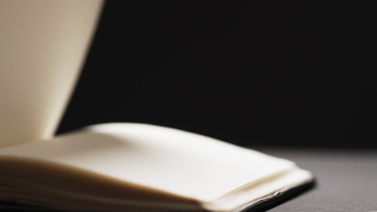 micro de páginas de libros y espacio de copia en fondo negro