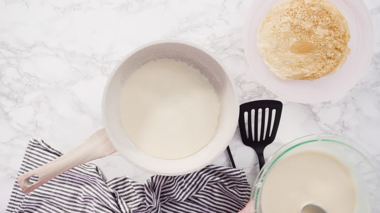 haciendo crepes en una sartén pequeña a fuego medio.