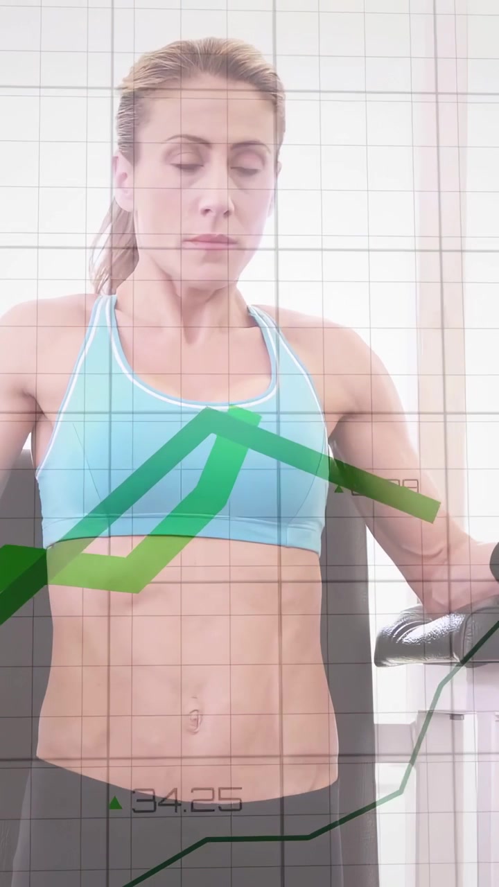 Video vertical: Mujer sentada levantando las piernas, ejercitando el abdomen para fitness mientras gráficos HUD hacen seguimiento.