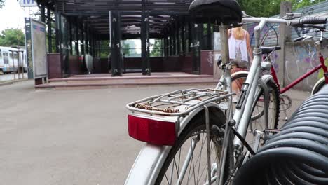 Niña-Camina-Hacia-El-Metro-Urbano-Pasando-En-Bicicleta