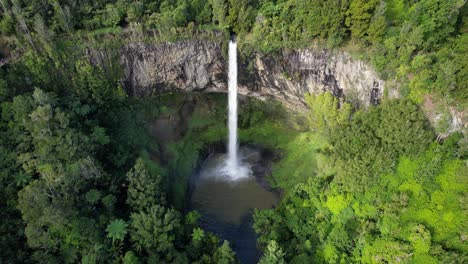 Vuela-Lejos-En-La-Cascada-De-Velo-De-Novia-Cerca-De-Raglan,-Waikato,-Isla-Del-Norte,-Nueva-Zelanda