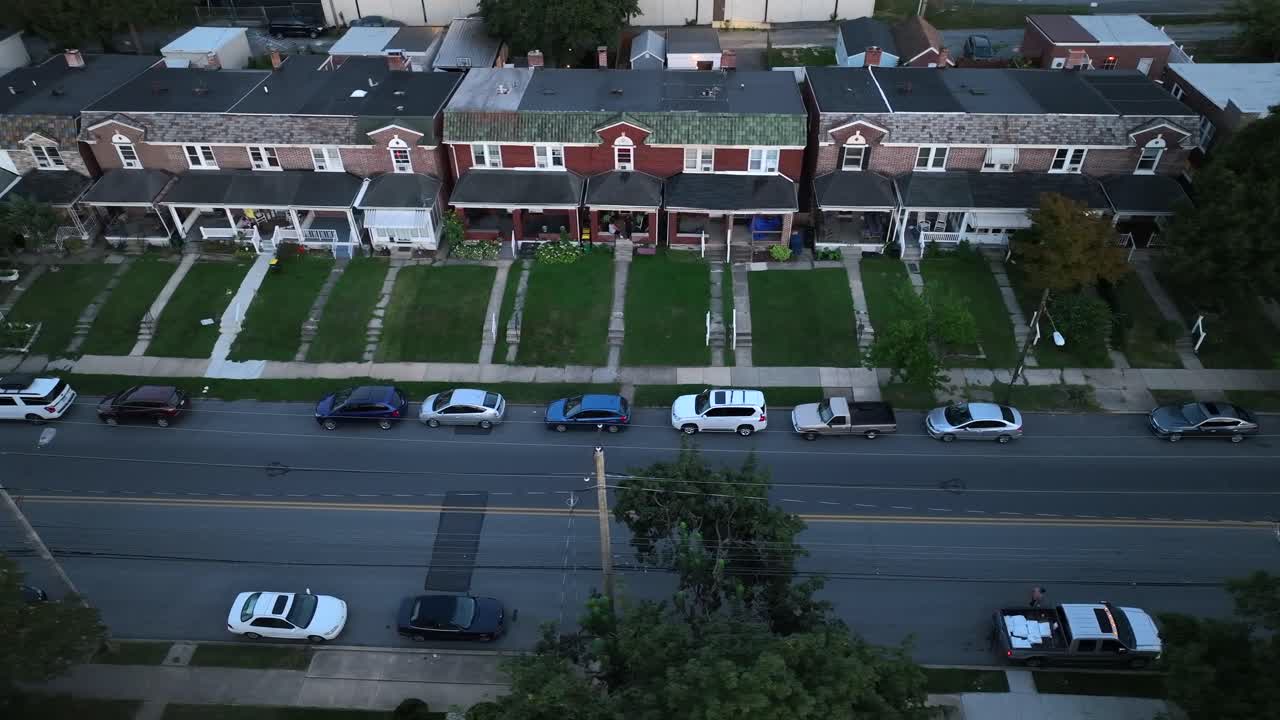casas de la ciudad por la noche
