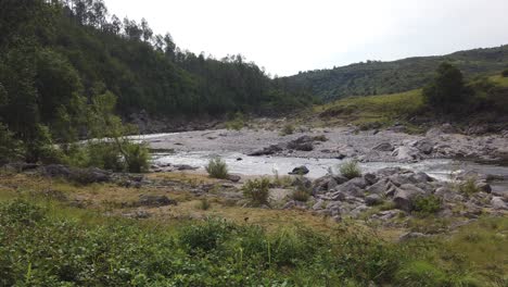 Panoramalandschaft-Des-Alten-Steinflusstals-In-Südamerika,-Wo-Die-Wasserquelle-Durch-Unverschmutzte-Muttererde-Fließt