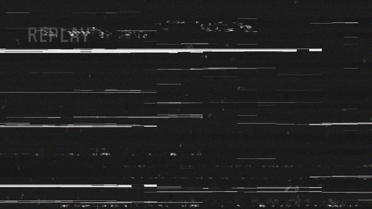 Testo con effetto replay, glitch e statico su schermo nero